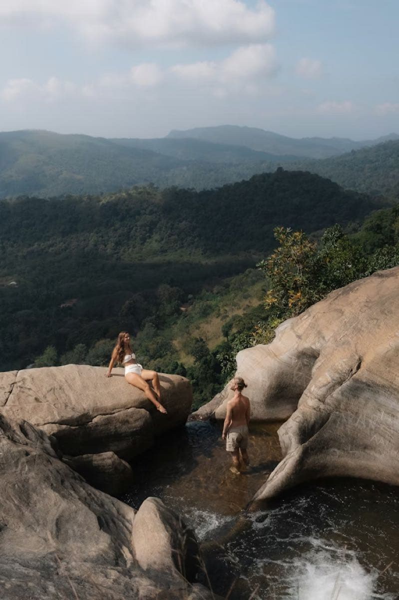 Travellers discovering Sri Lanka