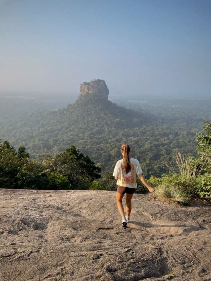 Travellers discovering Sri Lanka
